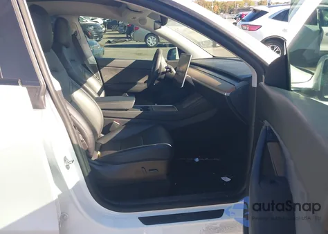 2021 Tesla Model Y Long Range Dual Motor All-Wheel Drive z USA, uszkodzony, nr VIN 5YJYGAEEXMF186341